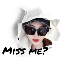 白色帽衣與黑色墨鏡