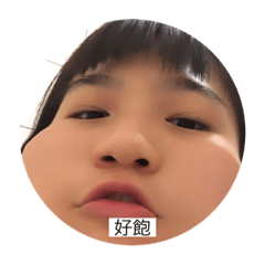 牛糞上插著幾朵花