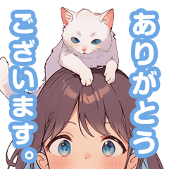 Uma menina com um gato na cabeça.
