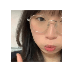 李小眼><
