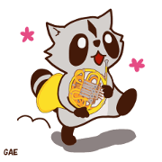 Raccoon plays Horn