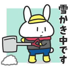 雪かきするうさぎ