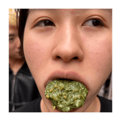 螃蟹菜頭魚片伴豆皮給馬吃