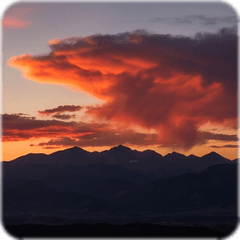 燃燒夕陽的砧狀積雨雲