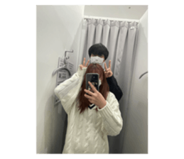573559028