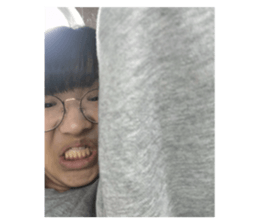 825635557