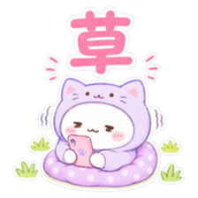草むらでスマートフォンを見るだるだるにゃんこが笑っている。「草」の文字が入ったスタンプ。