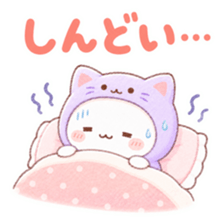 布団のだるだるにゃんこが青ざめて汗をかいている。「しんどい…」の文字が入ったスタンプ。