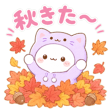 紅葉とどんぐりの中でだるだるにゃんこが喜んでいる。「秋きた〜」の文字が入ったスタンプ。