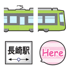 長崎 黄緑の路面電車と駅名標